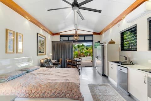 Successful Airbnb property: Comfy studio guesthouse, pool, Smithfield Cairns. in Cairns Regional
