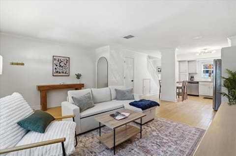 Top Airbnb: Stylish Townhouse | Walk to SoHo + Backyard in Palma Ceia Pines