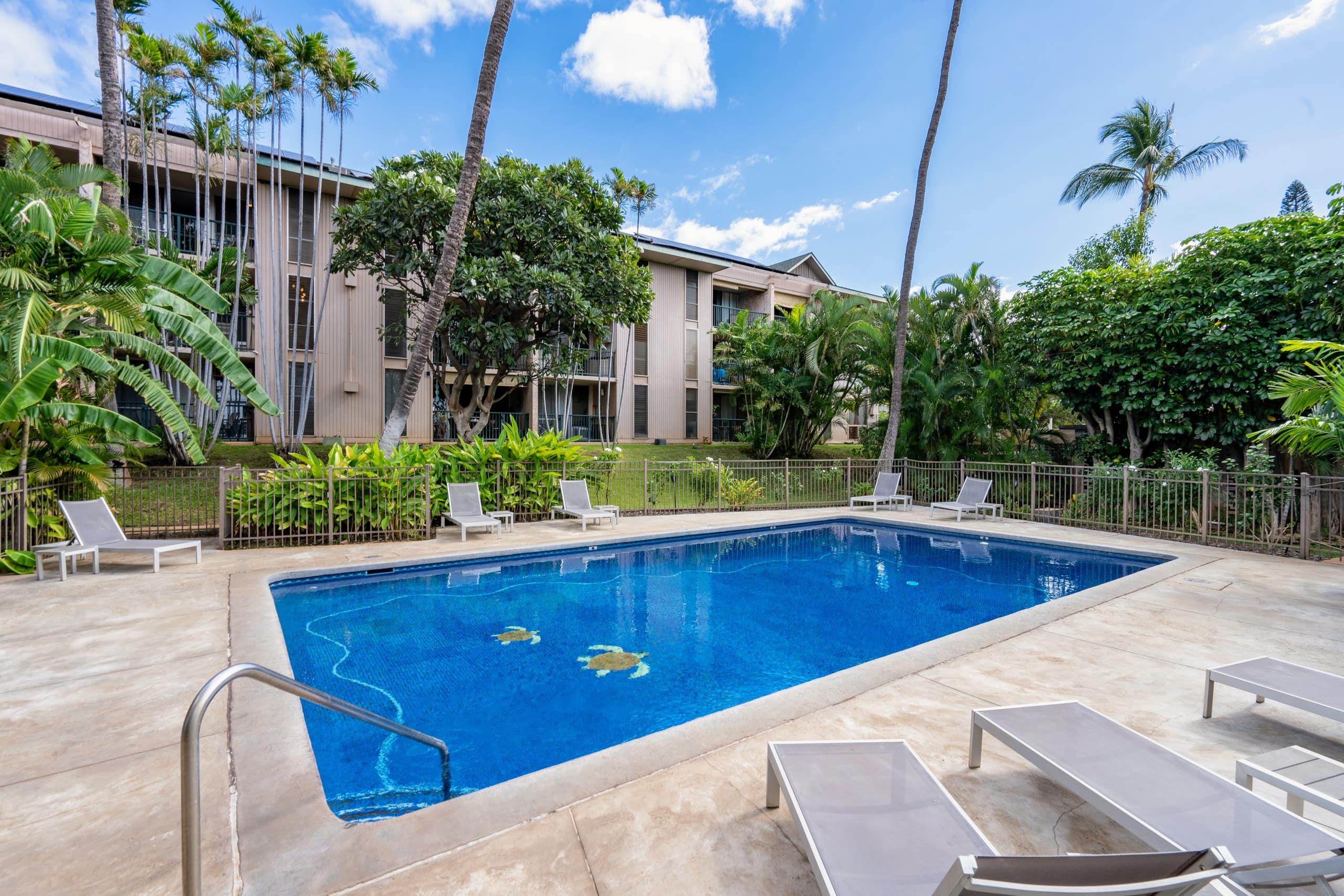 Tropical Stay Near Swimmable Beach & Food Scene - Image 15
