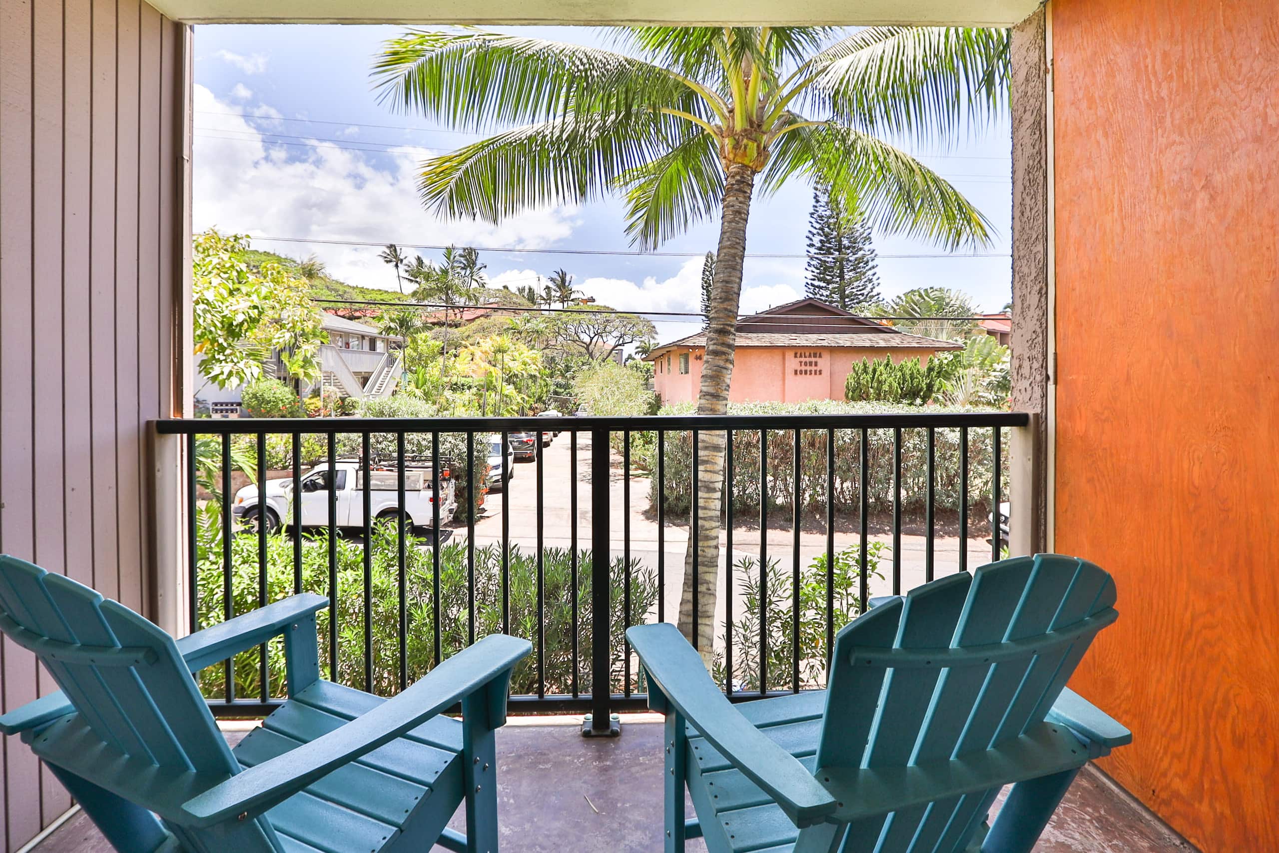 Tropical Stay Near Swimmable Beach & Food Scene - Image 10