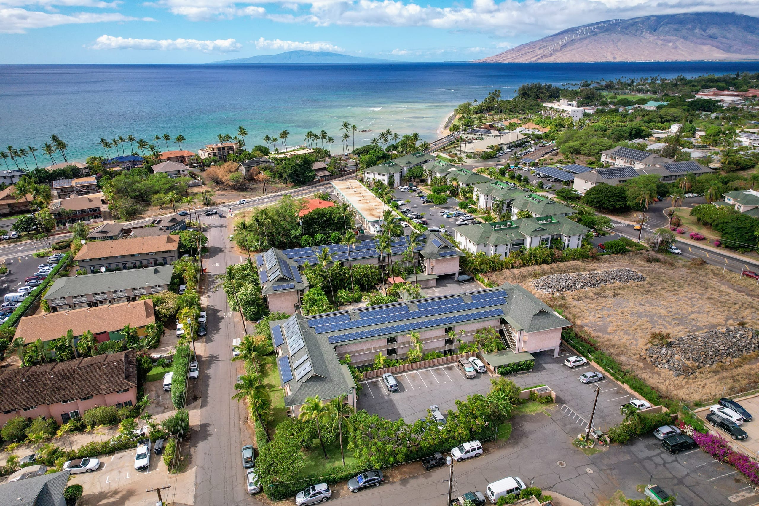 Tropical Stay Near Swimmable Beach & Food Scene - Image 19