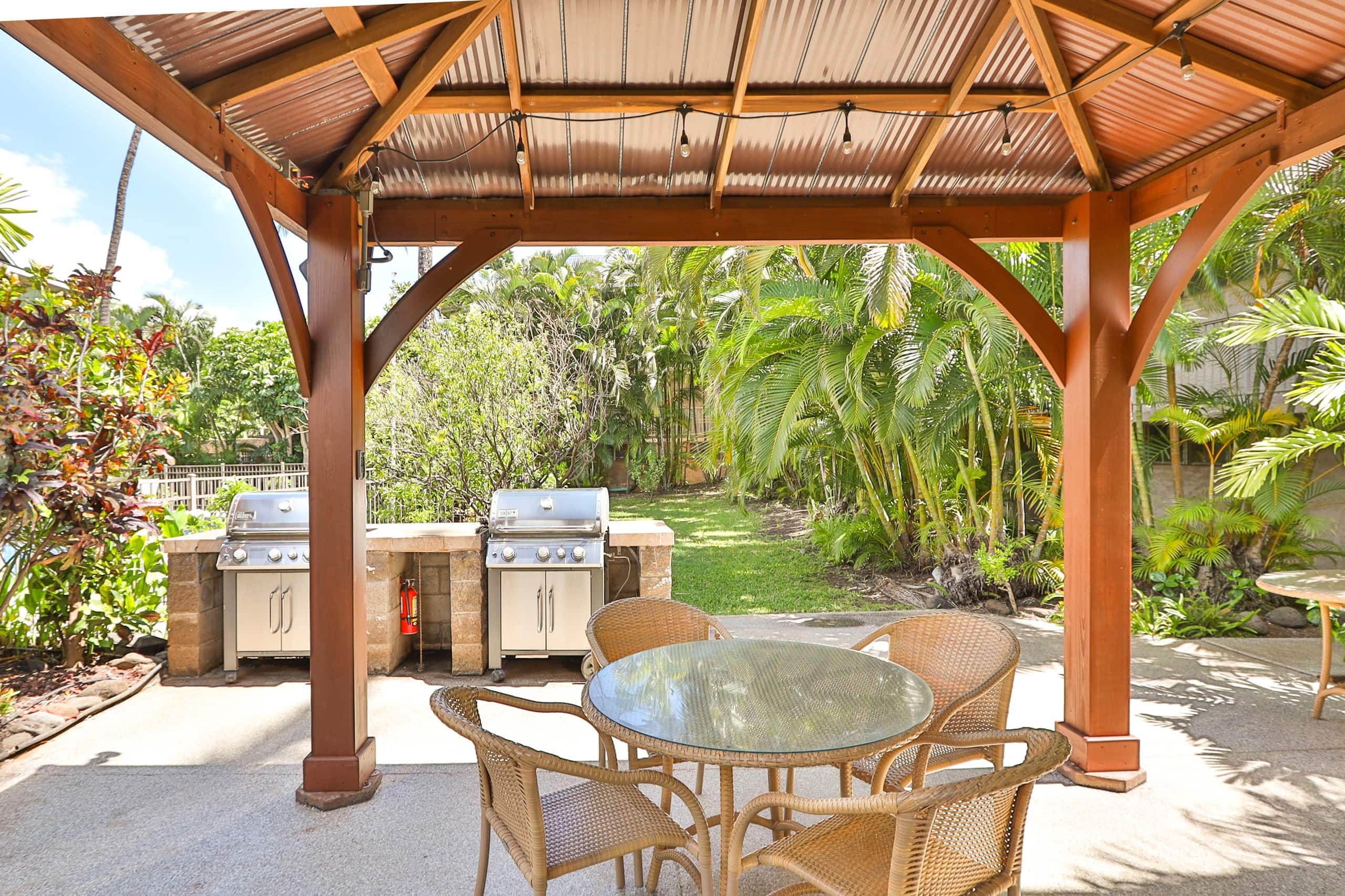Tropical Stay Near Swimmable Beach & Food Scene - Image 12