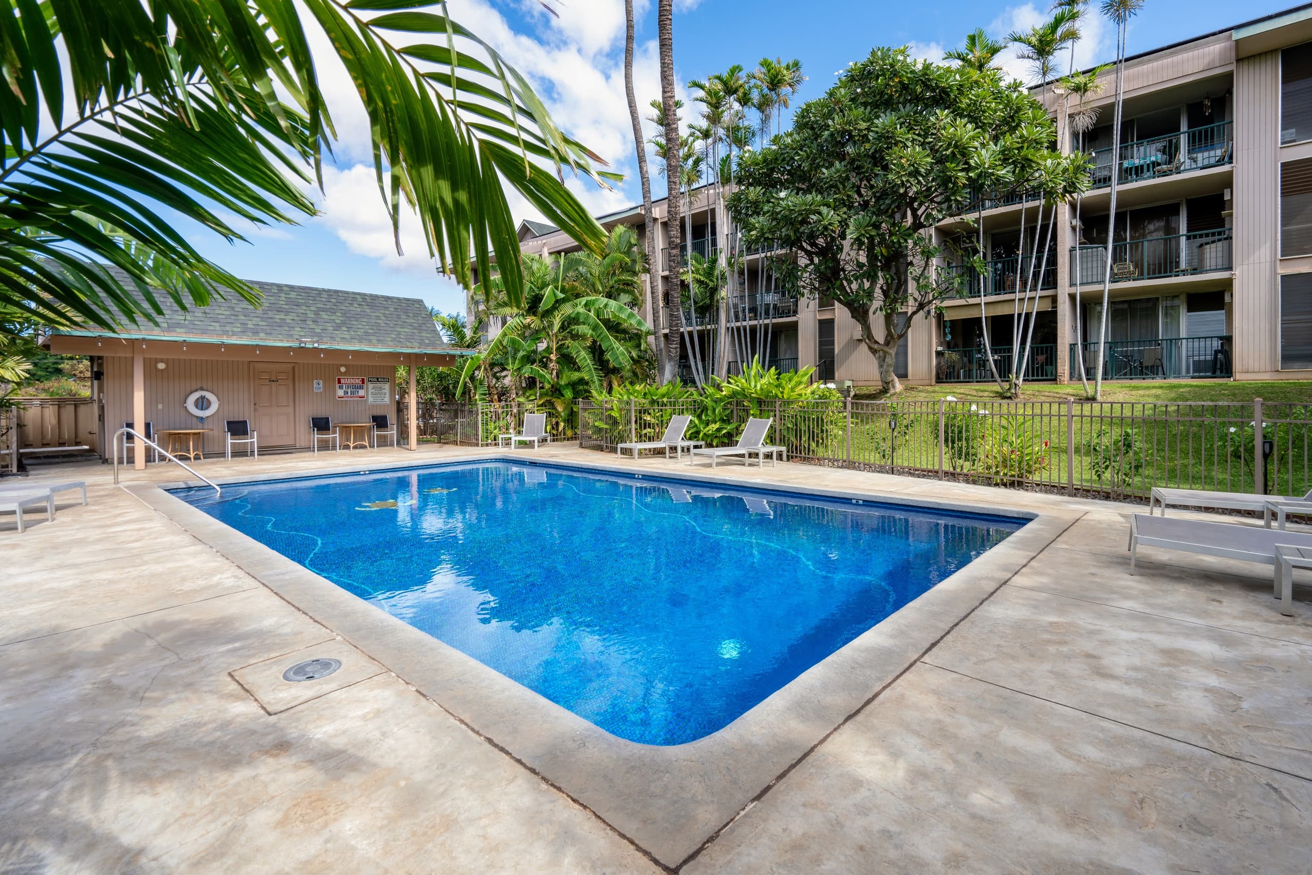 Tropical Stay Near Swimmable Beach & Food Scene - Image 16