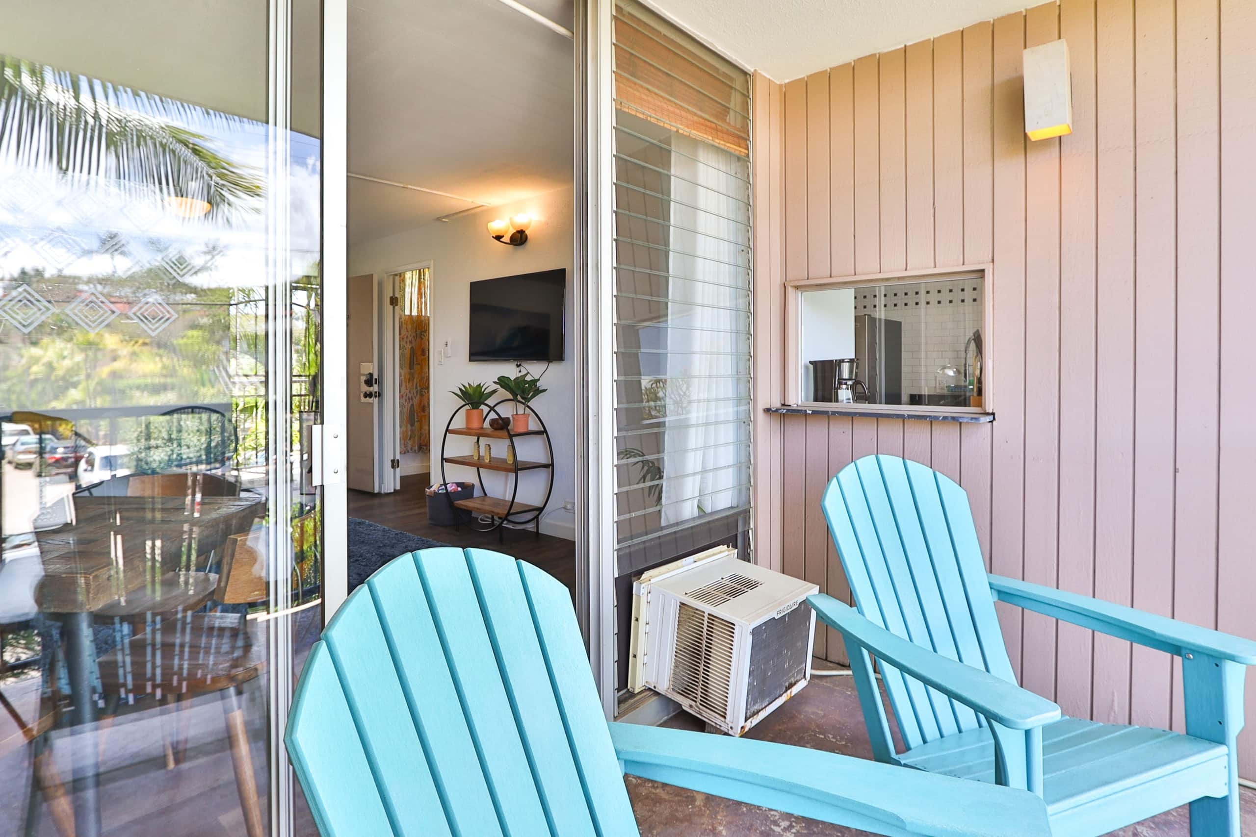 Tropical Stay Near Swimmable Beach & Food Scene - Image 11