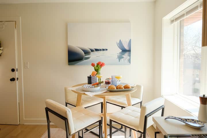 Luxury Home Away From Home - 2 Bedrooms & Parking - Highland Park, IL