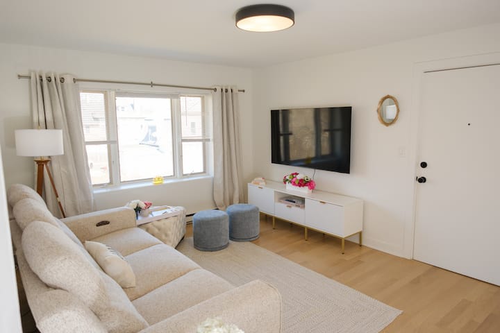 Luxury Home Away From Home - 2 Bedrooms & Parking - Highland Park, IL