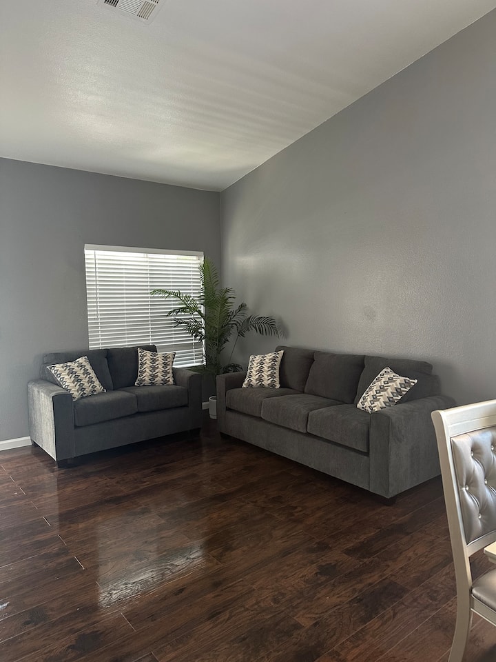 Cozy Cool 3 Bedroom Home W~pool - North Las Vegas, NV