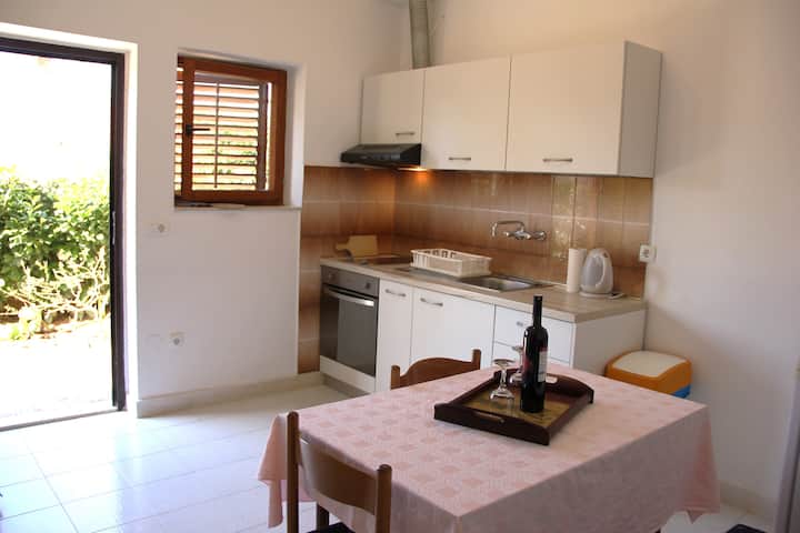 Budget 2-bedroom Apartment With Garden Patio - Cavtat