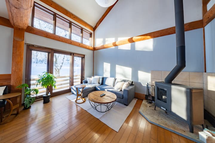 森のプライベート空間｜一棟の半分を貸切感覚で滞在｜Beacon Mountain Retreat - Myoko