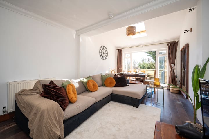Spacious 4bed House With Decked Area Forest Hill - London