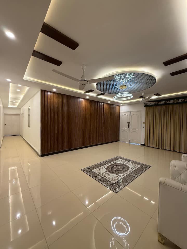 Spacious 5 Bedroom Private Portion Secure Parking - イスラマバード