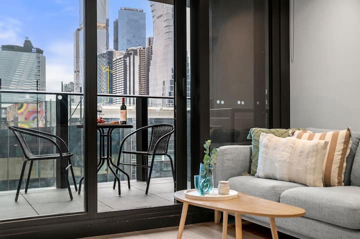 Docklands Gem | Pool, Views & Free Tram/marvel - Kensington