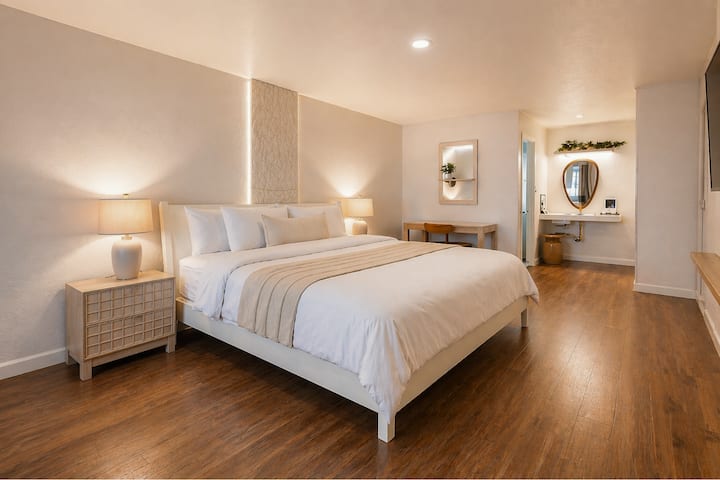 King Room Courtyard | Pool, Sauna -5 Min Dtown - Eureka Springs, AR