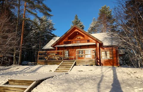 Popular Airbnb listing: A cabin in a beautiful lakeside setting in the heart of Finland! in Puolanka