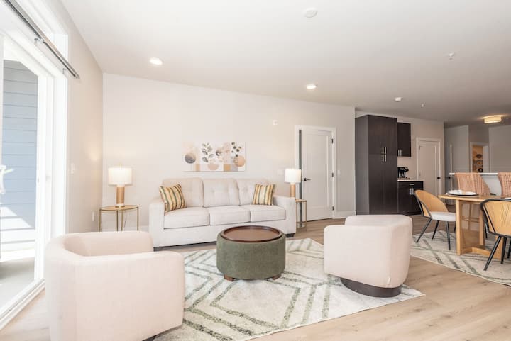 New Pet Friendly Condo Walk To Shops Near Beaches - Rehoboth Beach, DE