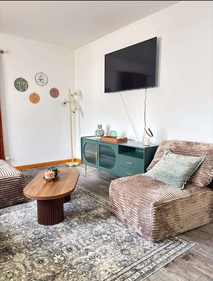 Charming Home In Benson - Omaha, NE