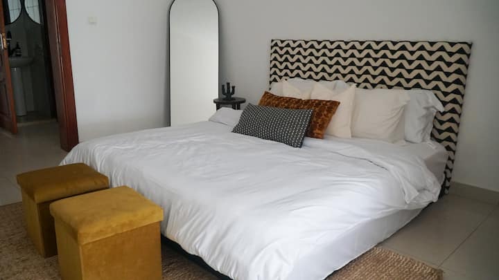 Touki Bouki: named after the iconic Senegalese film, this room
embraces a bold, monochromatic elegance.