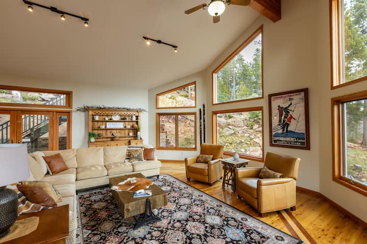 Top Of The World Lodge- Views, Hot Tub & Theater! - Evergreen, CO