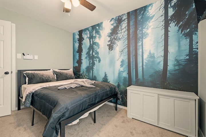 Apartmán Misty Pines ponúka útulnú veľkú posteľ s mäkkou posteľnou bielizňou a nádhernú lesnú nástennú maľbu, ktorá vytvára upokojujúcu atmosféru. V ponuke je smart TV, Wi-Fi pripojenie, mini klimatizácia s funkciou chladenia/vykurovania, úložný priestor a zatemňovacie závesy pre pokojný a oddychový pobyt.