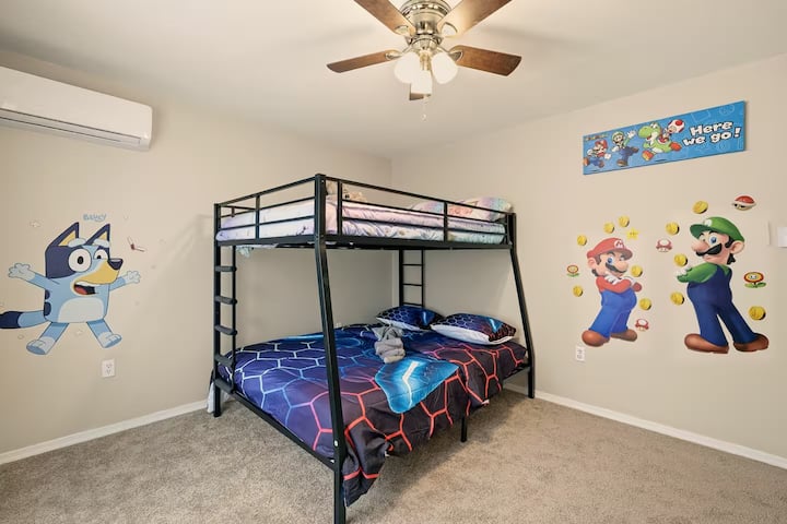 Apartmán Adventure Playroom Suite ponúka poschodovú posteľ s dvoma lôžkami, ktorá je ideálna pre rodiny s deťmi, ako aj hry, retro hry a zábavný detský dizajn. Zahŕňa smart TV, Wi-Fi pripojenie a mini klimatizáciu s funkciou chladenia/vykurovania pre pohodlný a zábavný pobyt, ktorý si deti zamilujú.