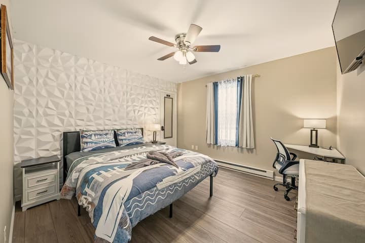 Apartmán Lake Haven má pohodlnú manželskú posteľ Queen, vyhradený pracovný priestor, inteligentný televízor a Wi-Fi. Vychutnajte si svetlé okná, čistý moderný dizajn a pokojné, relaxačné prostredie – ideálne na oddych po dni strávenom pri jazere.