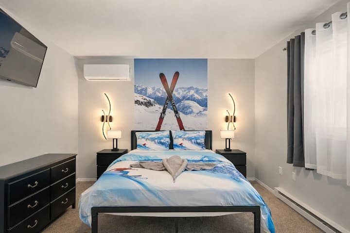 Ubytovanie Blue Slope Retreat ponúka útulnú manželskú posteľ (Queen) s lyžiarskym štýlom zariadenia, Smart TV, Wi-Fi pripojenie a mini klimatizáciu s funkciou chladenia/vykurovania. Ponúka vlastnú kompletnú hlavnú kúpeľňu, svetlé okná, zatemňovacie závesy a pokojné prostredie po dni strávenom na zjazdovkách.
