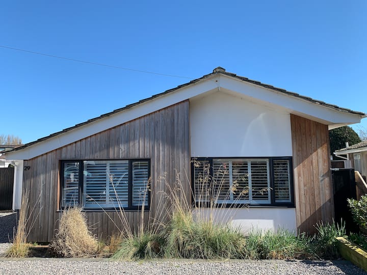 Family & Pet-friendly Coastal Bungalow - 본머스