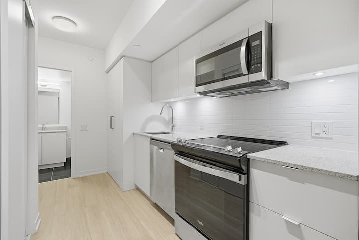 2br Modern, Bright & Clean Condo | Full Amenities! - Toronto