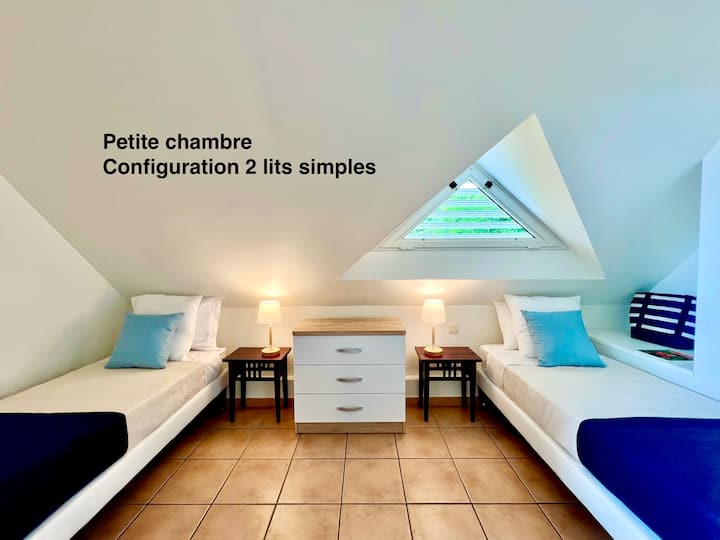 2 lits simples (90 x 190 cm) et une commode