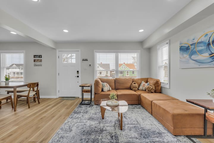 Modern 3br Retreat W/ Hot Tub, Fire Pit & Games - Cleveland, OH