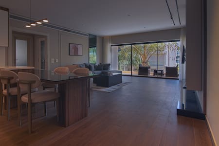 The ChicNest, 2BR Lakeview residence