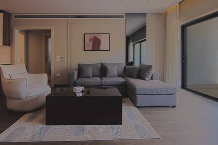 The ChicNest, 2BR Lakeview residence — 2
