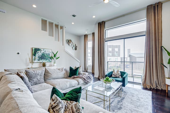 Cozy Townhome - Balcony | 5 Min From Downtown - Houston, TX