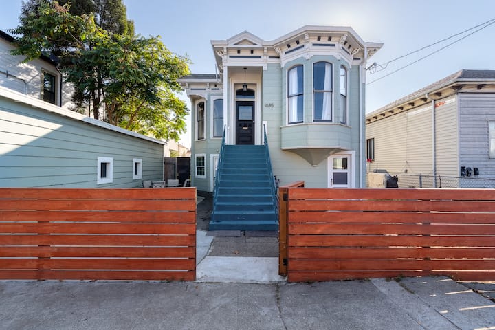 Spacious Victorian 4br/2ba + Parking + Mins To Sf - Berkeley, CA