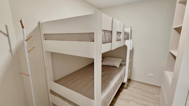 Hytte med et lille skrivebord på værelset 