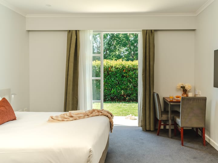 Studio W Courtyard For Relaxed Outdoor Living! - Queanbeyan