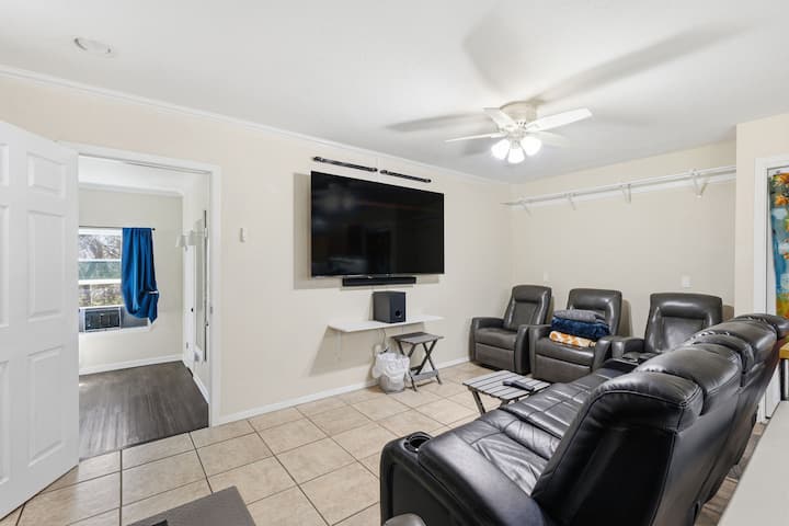 Spacious Modern Rural Stay, Convenient Location - Cool, TX