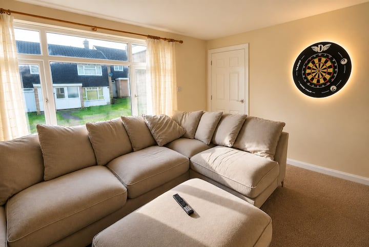Thurso | Spacious 5-bed House | Sleeps 9 | Darts - Corby