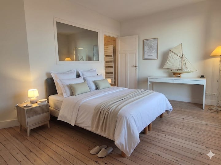 Suite parentale située au premier étage, vue mer. Lit en 140/200cm.