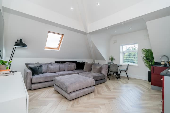 Two Bedroom Apartment In The Heart Of Birkdale - Southport