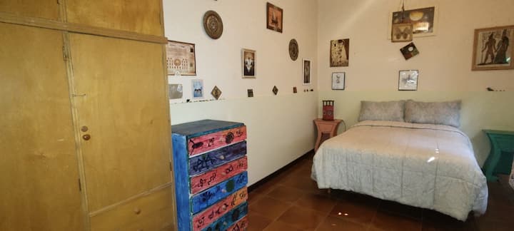 Está Habitación es más grande de las convencionales, armoniosa y súper cómoda 
Cuenta con 1 Cama Matrimonial muy confortable, 2 Mesas de Luz, Armario, Cajonera y Mesa para TV o Notebook.