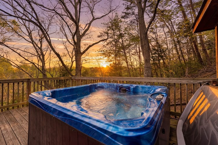 Relaxing Cabin: Views, Hot Tub, Theater, Games! - Pigeon Forge, TN
