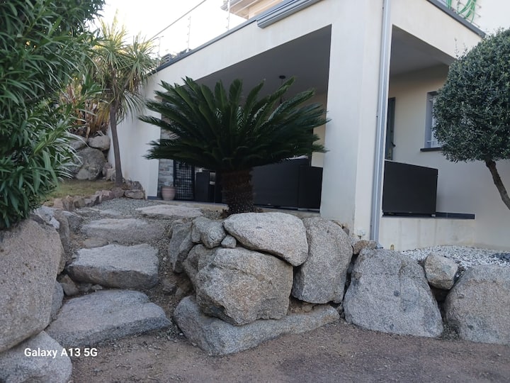 Bas De Villa Avec Terrasse Couverte Et Jardinet - Solenzara