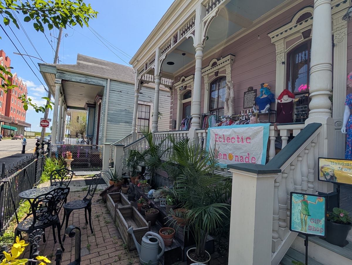 Hardy House On the River - Houses for Rent in New Orleans