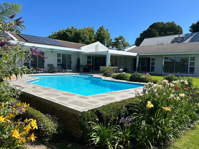 Sunny Spacious Constantia House.