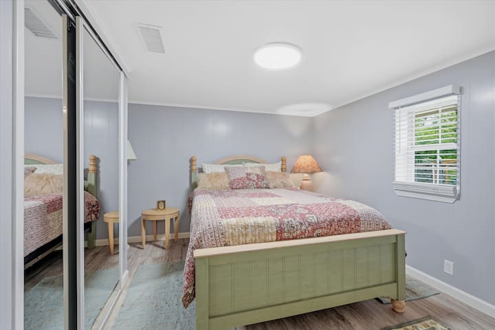 Chambre 3 | Lit Queen Size | Portes coulissantes avec miroir et fenêtre