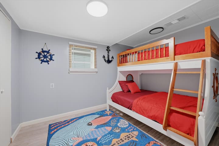 Chambre 4 | Lits superposés | Fenêtre et tapis
