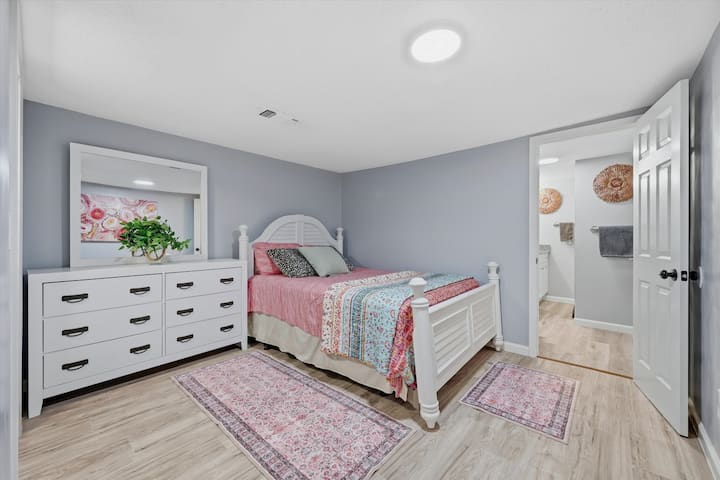 Chambre 2 | Lit Queen Size | Commode et accès à la salle de bain privative
