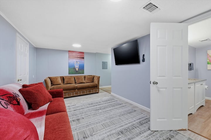 Chambre familiale | Télévision connectée | Canapé et tapis