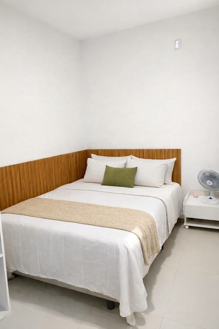 Cama acogedora con ropa de cama limpia y un ambiente tranquilo para disfrutar de noches de descanso, que te ofrece comodidad y practicidad durante tu estancia.